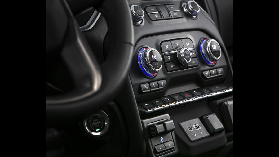 Детали интерьера GMC Sierra Denali Crew Cab 2018 года  (фото 19 из 45)